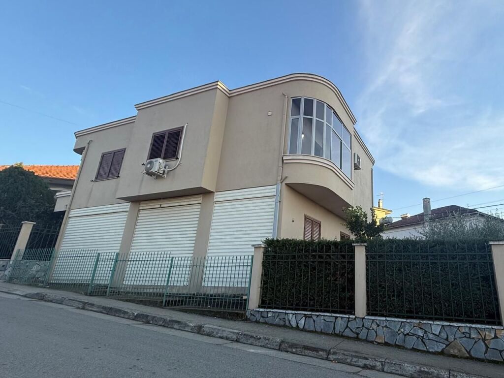 Villa su due piani in vendita vicino alla Moschea a Babrru