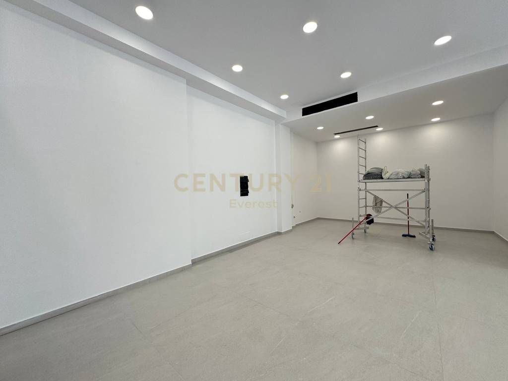 VICINO A DELIORGJI, LOCALE COMMERCIALE IN AFFITTO