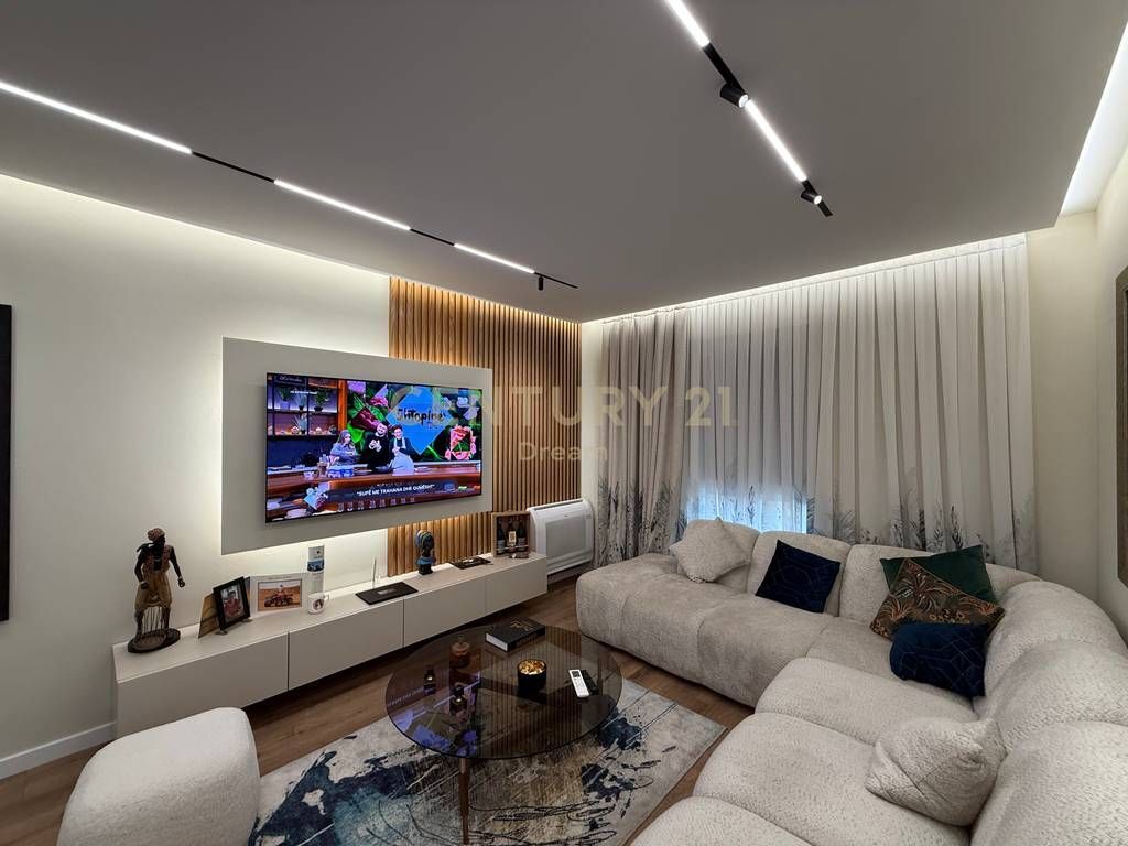 Shitet Apartament 2+1 ne Xhamllik