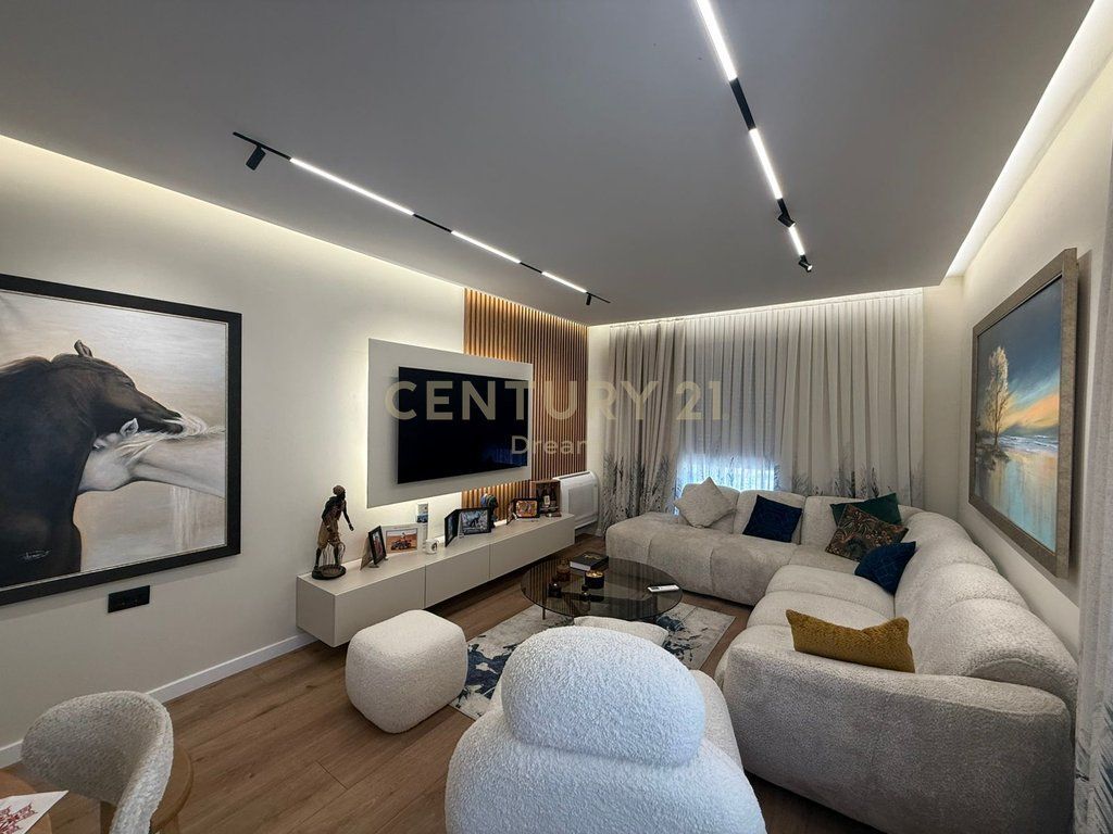 Shitet Apartament 2+1 ne Xhamllik