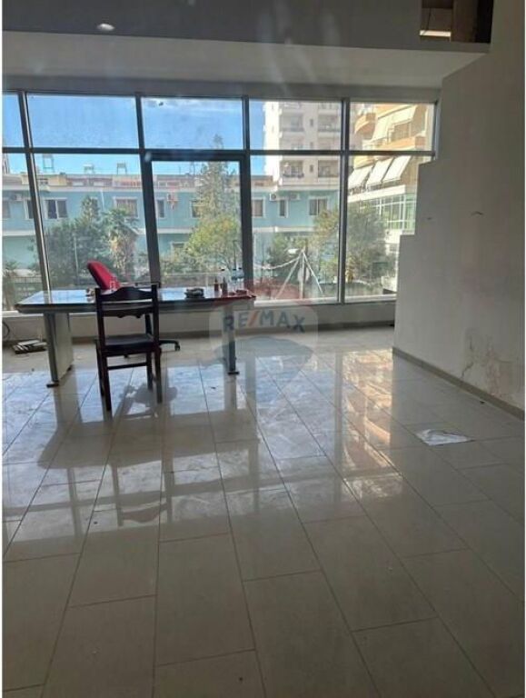 Dyqan në Shitje - 📍 Pranë Conad, VLORE