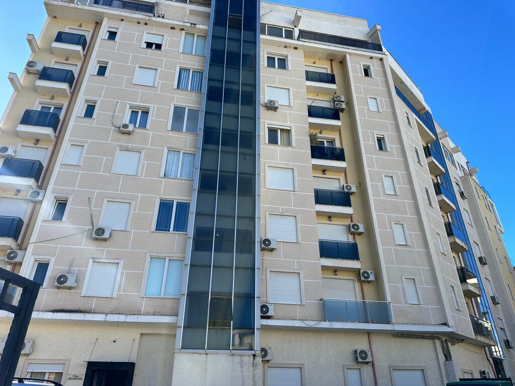 Apartament me pamje të plotë nga deti për qira në Vlorë