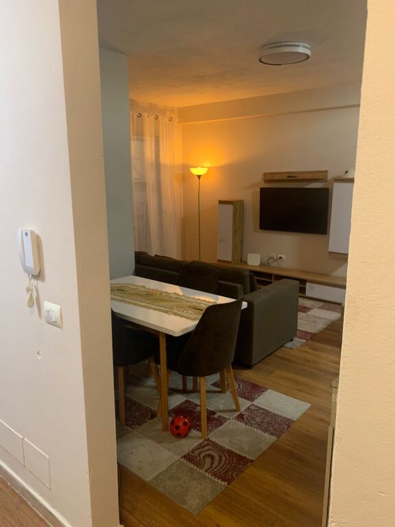 Jepet me qira 2+1 Rr.Eduart Mano Kompleksi Xhillari 550€