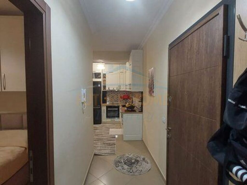 Shitet, Apartament 1+1+2 Ballkone, Materniteti i Ri, Tiranë.