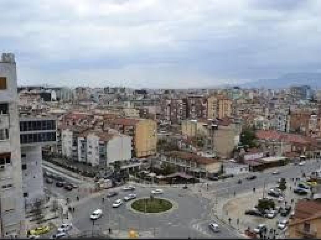 Jepet me qera apartament 1+1 Komuna Parisit!