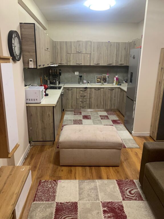 Jepet me qira 2+1 Rr.Eduart Mano Kompleksi Xhillari 550€