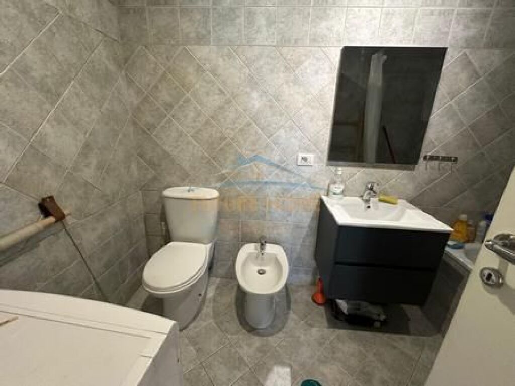 Shitet, Apartament 2+1, Rruga e Elbasanit, Tiranë.
