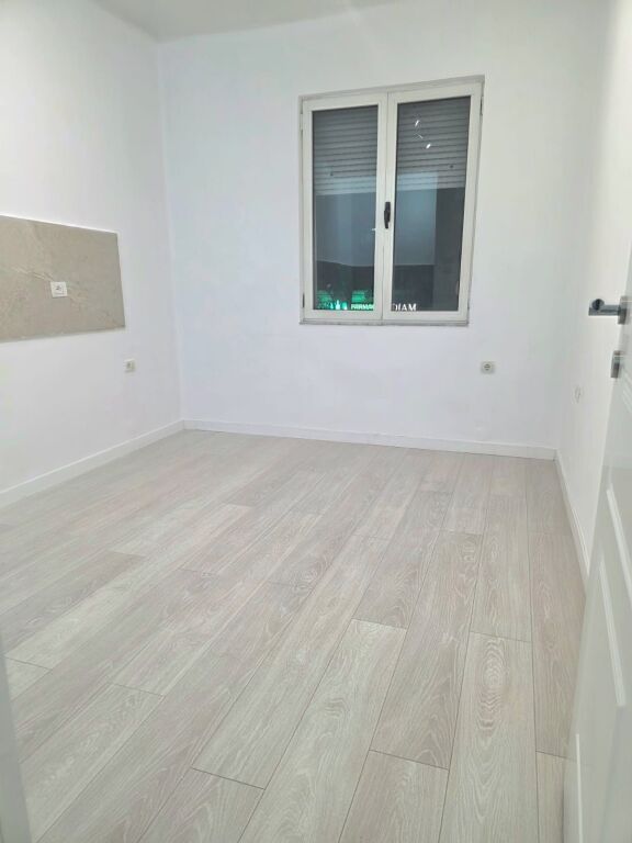 Tirane, jepet me qera apartament 3+1+Ballkon Kati 2, 92 m² 700 € (Rruga e kavajes) 
