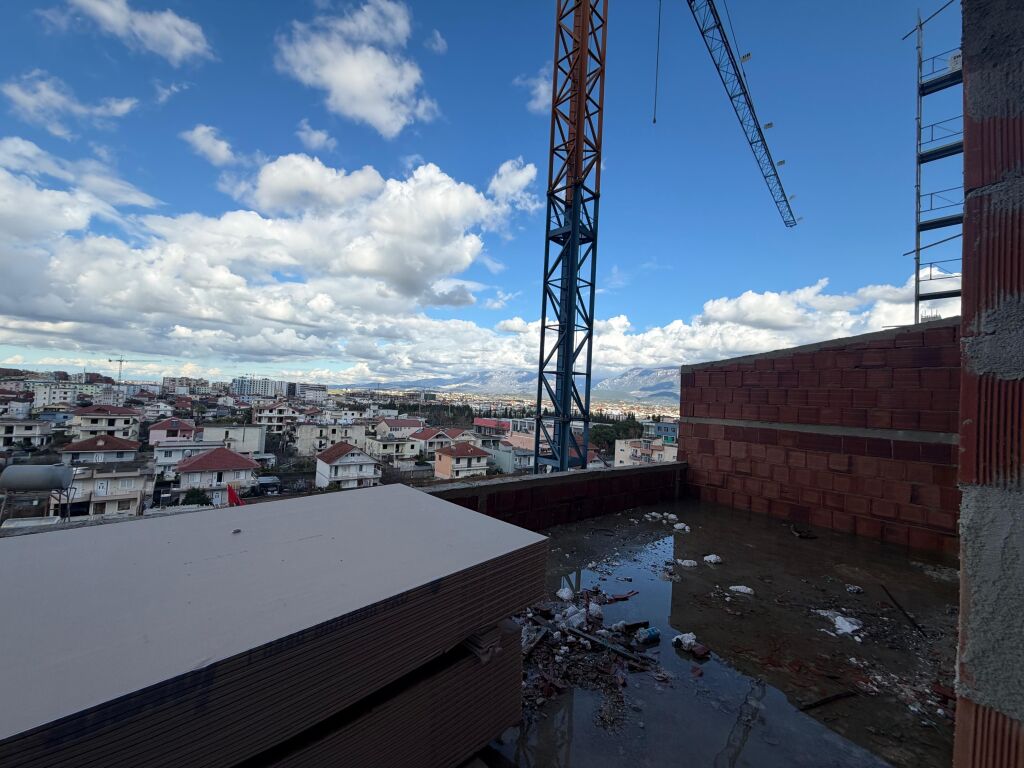 Shitet Apartament 3+1+Verande tek Rrethi Ullirit ne Kamez