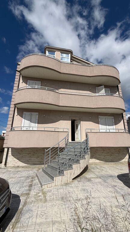 🏡 Shitet Vilë 4-katëshe në zonën e Bathores