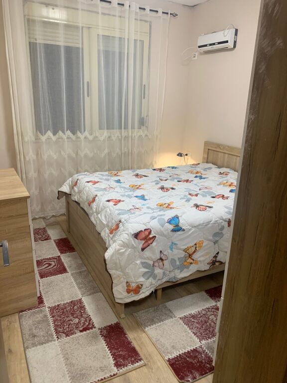 Jepet me qira 2+1 Rr.Eduart Mano Kompleksi Xhillari 550€