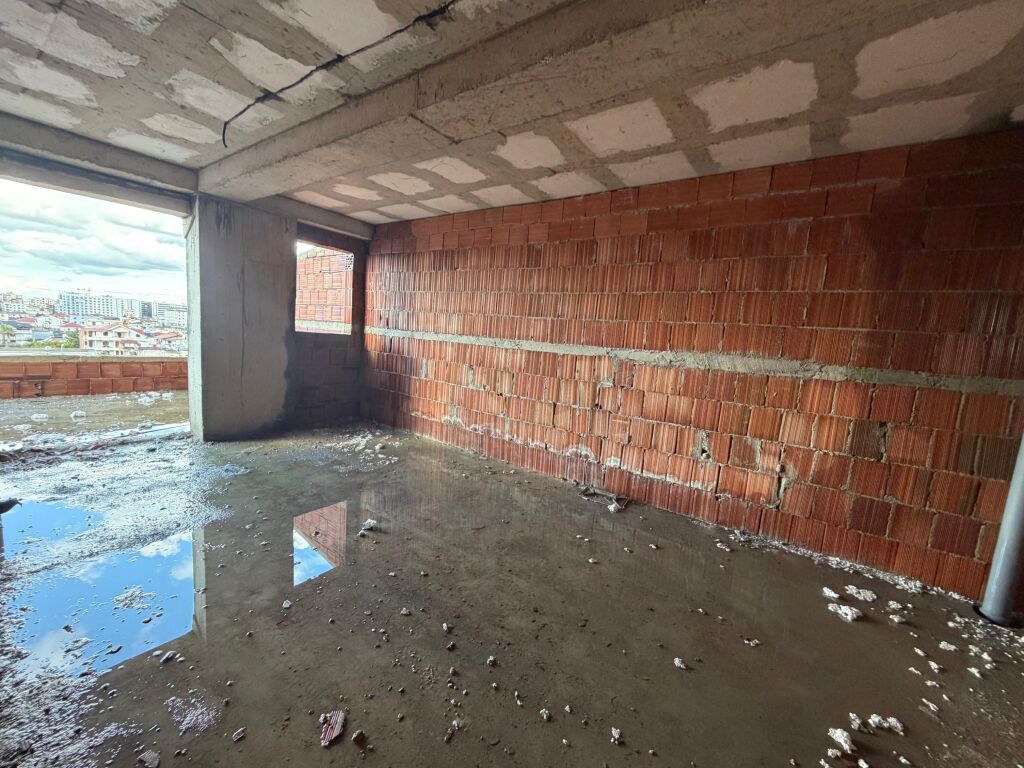 Shitet Apartament 3+1+Verande tek Rrethi Ullirit ne Kamez