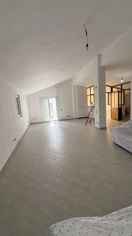 🏡 Shitet Vilë 4-katëshe në zonën e Bathores