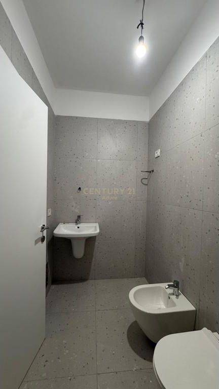 Shitet apartament 3+1+2 + post parkimi te perfshire ne cmim tek Mine Peza! 360,000 € Sip. Totale  152m2