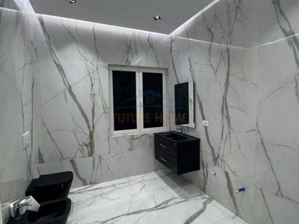 In vendita, villa su 4 piani, Farke, Tirana