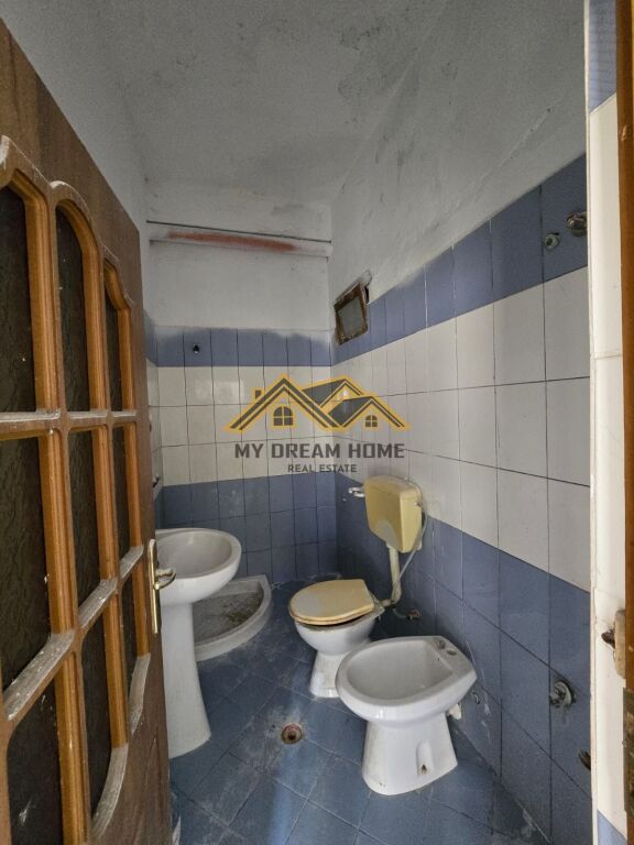 SHITET OBJEKT+TRUALL PRANE VALA PARK STADIUMI DURRES!