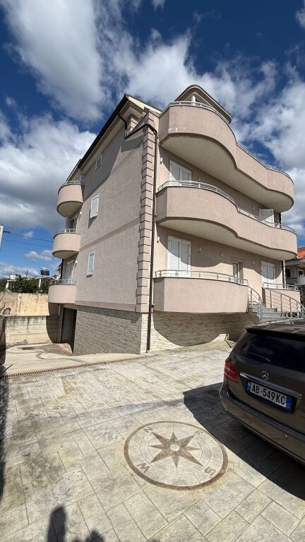 🏡 Shitet Vilë 4-katëshe në zonën e Bathores