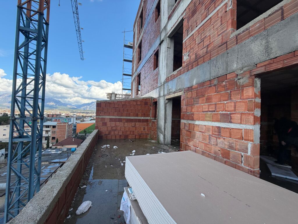 Shitet Apartament 3+1+Verande tek Rrethi Ullirit ne Kamez