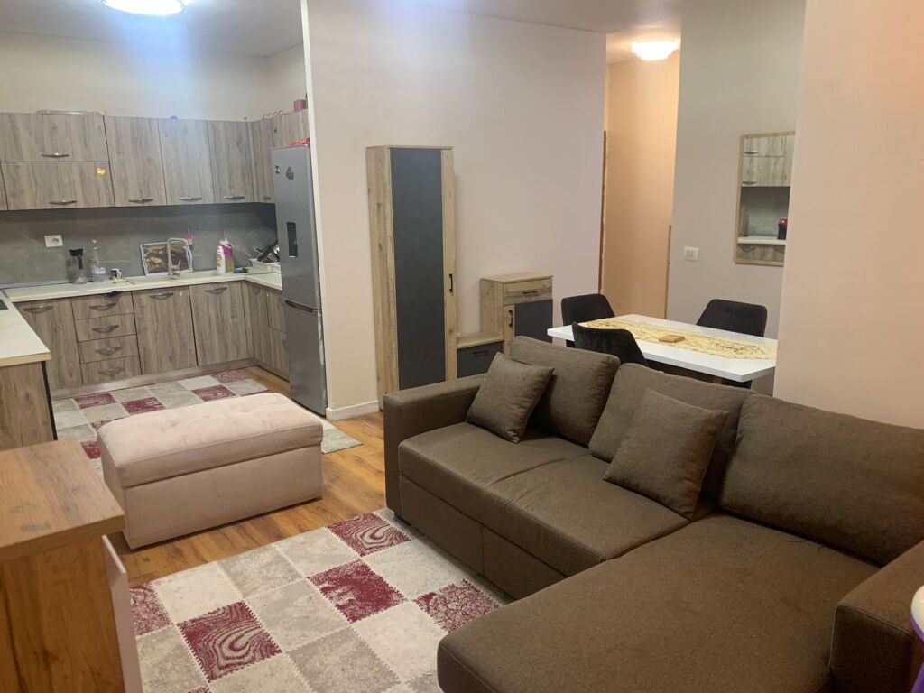 Jepet me qira 2+1 Rr.Eduart Mano Kompleksi Xhillari 550€