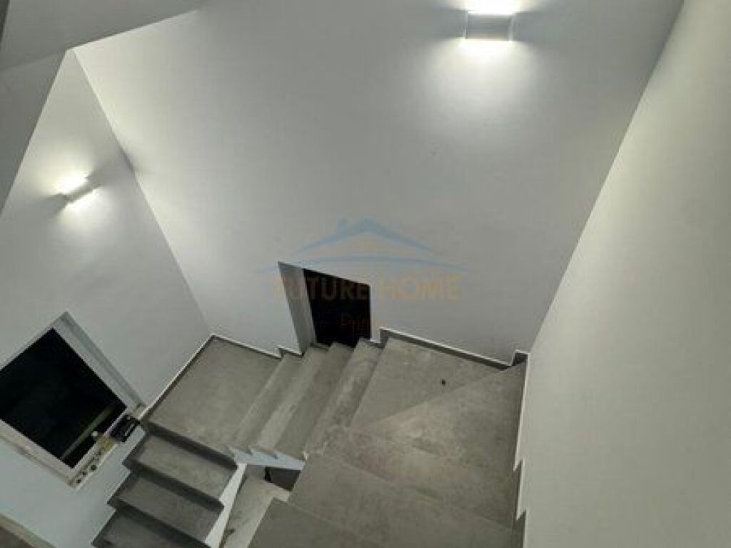 In vendita, villa su 4 piani, Farke, Tirana