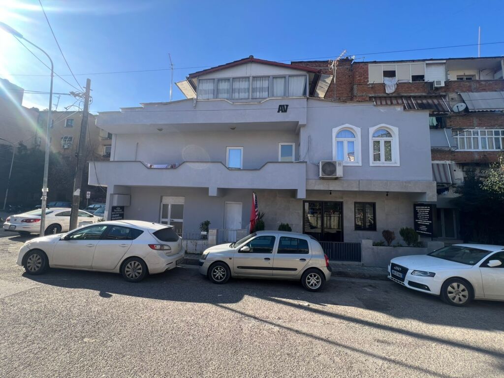 Villa for sale 3 floors 400,000 euros inside the ring near mine peza