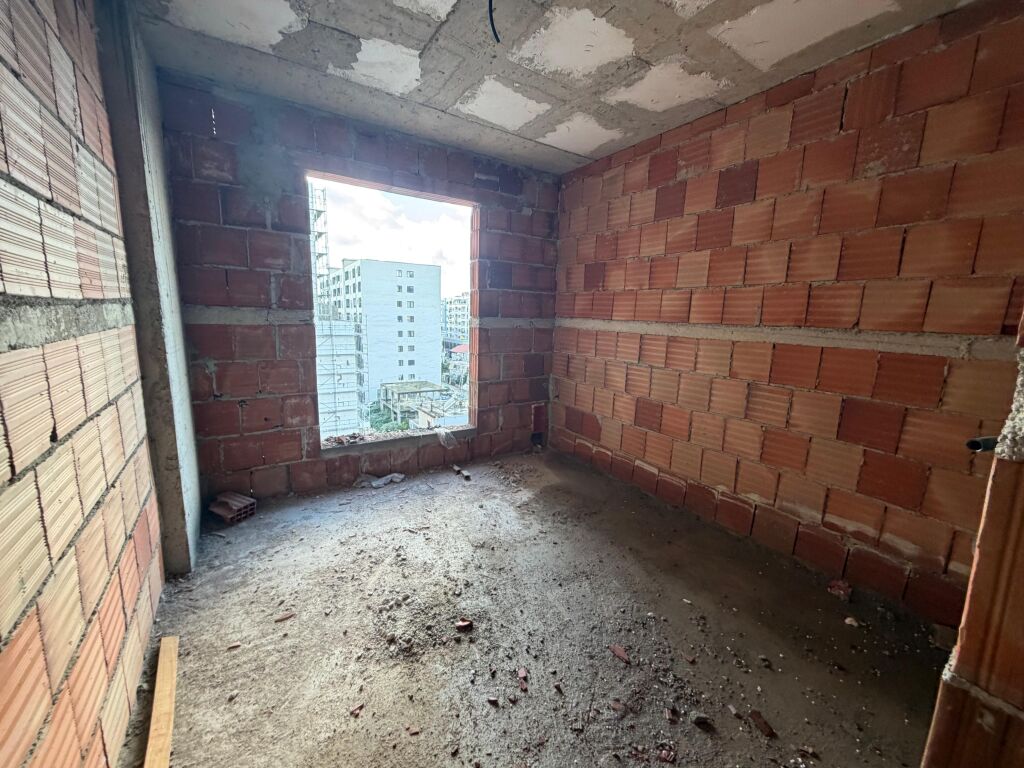 Shitet Apartament 3+1+Verande tek Rrethi Ullirit ne Kamez