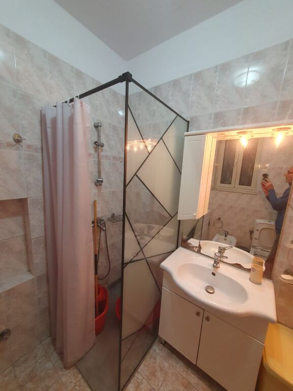 🏢In the Ali Demi area, near Zgara Korcare, a furnished 2+1+2 apartment is for rent. 60,000 Leke    