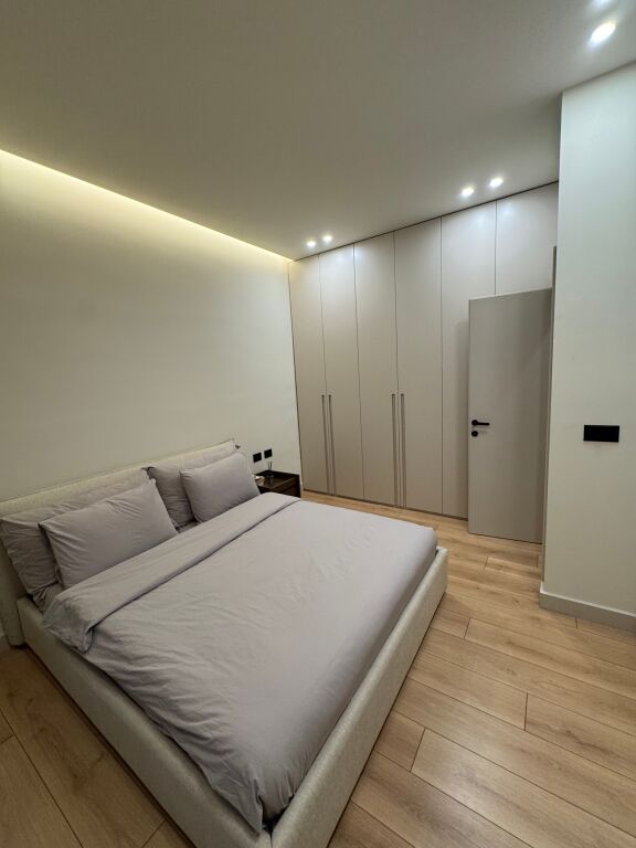 Jepet apartament me qira