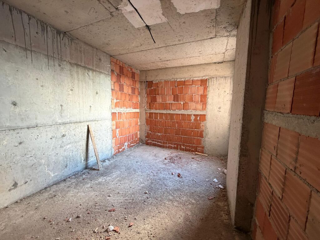 Shitet Apartament 3+1+Verande tek Rrethi Ullirit ne Kamez