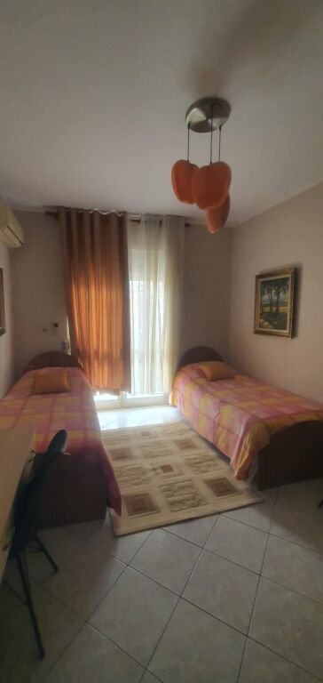 🏢In the Ali Demi area, near Zgara Korcare, a furnished 2+1+2 apartment is for rent. 60,000 Leke    