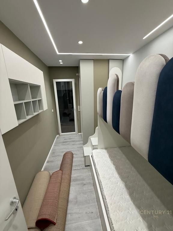 Shitet apartament i tipologjise 2+1+2 me post parkimi ne Ali Dem!