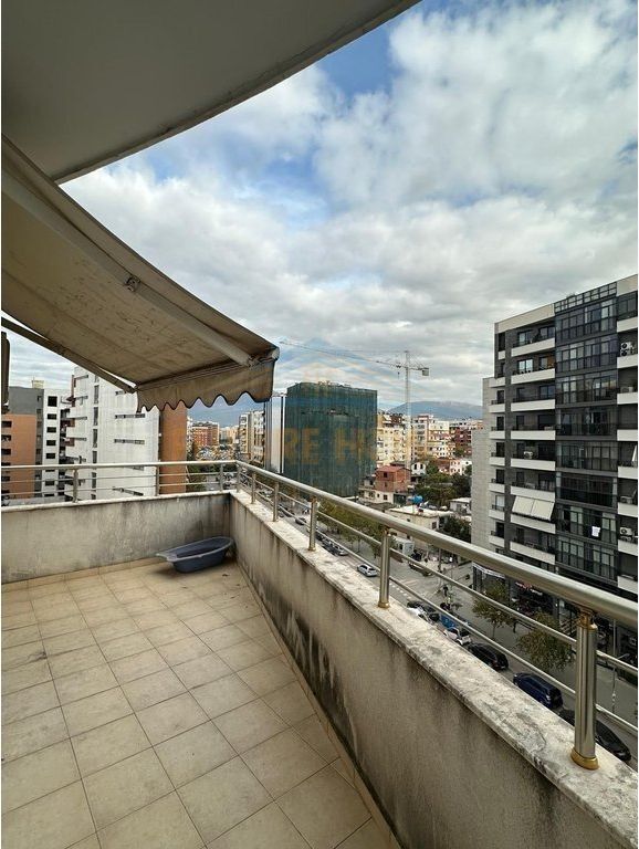 Shitet, Apartament 2+1, Unaza e Re, Prane bar "Xhamero" Tirane