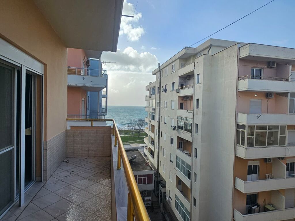 Apartment on the Lungomare with a side sea view