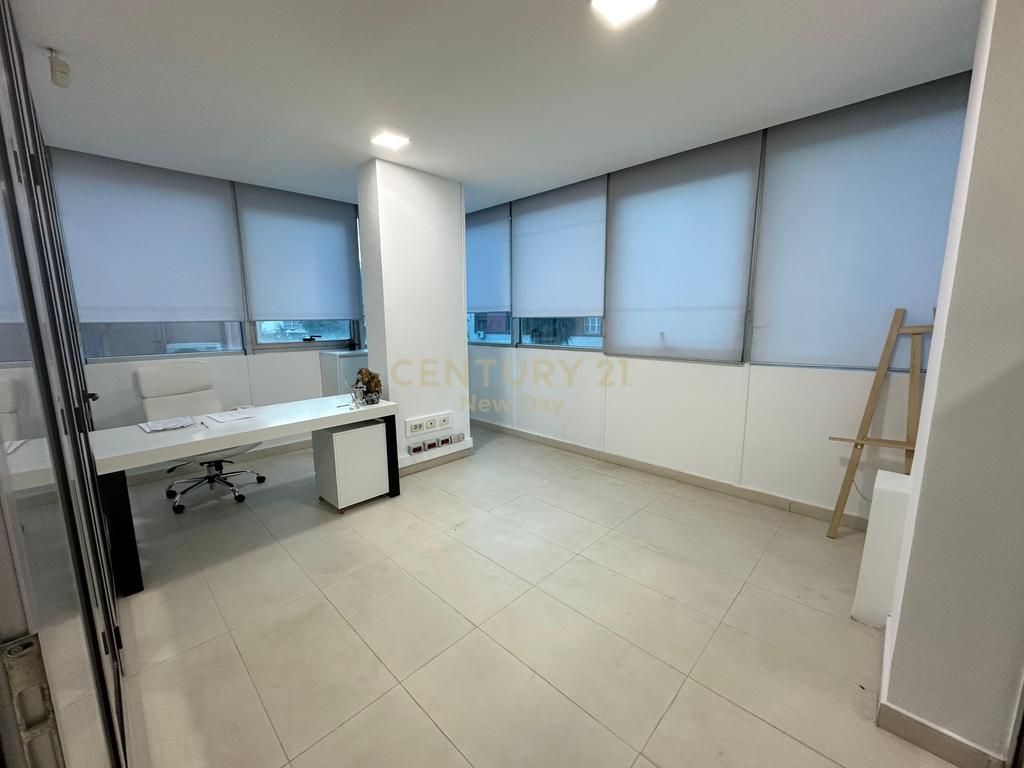 Ambjent Komercial Për Qira në Bulevardi Kryesor, Durrës - 700€ |86m²
