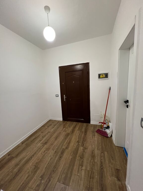 Astir , Ap 1+1 me qera , perball Santana