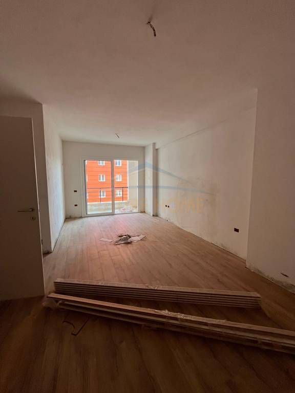 Shitet, Apartament 1+1, Yzberisht, Tiranë