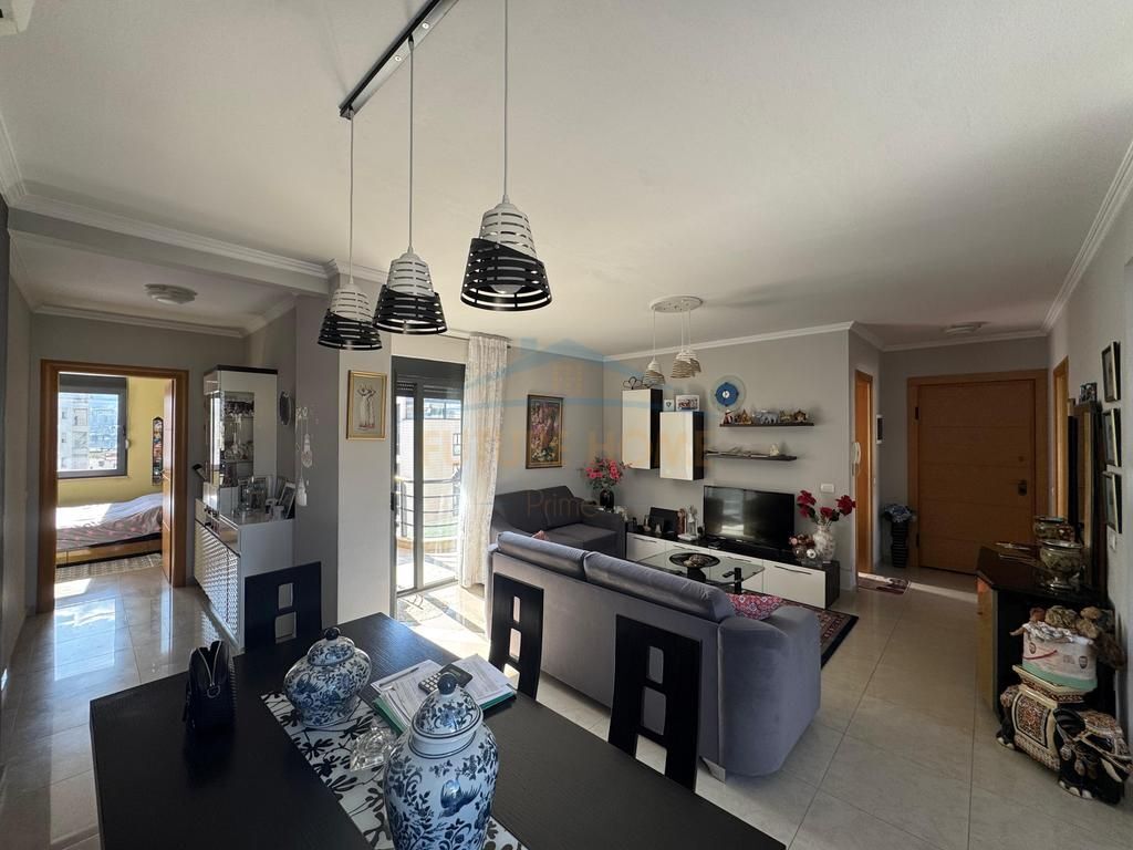 Shitet , Apartament 3+1+2 , Rruga e Kosovareve