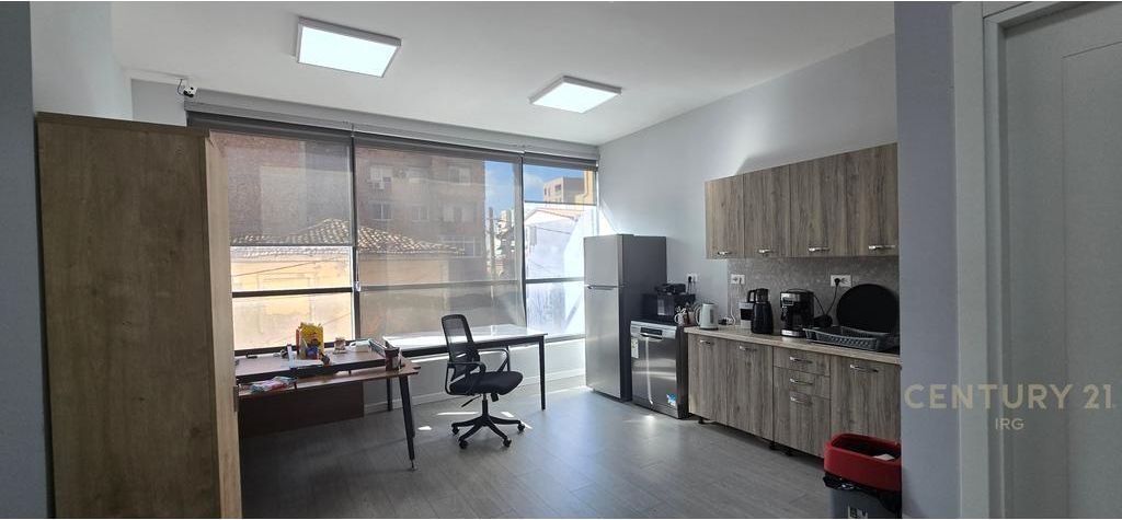 AMBIENTE COMMERCIALE IN VIA HOXHA TAHSIM! 5.000 € /Mese