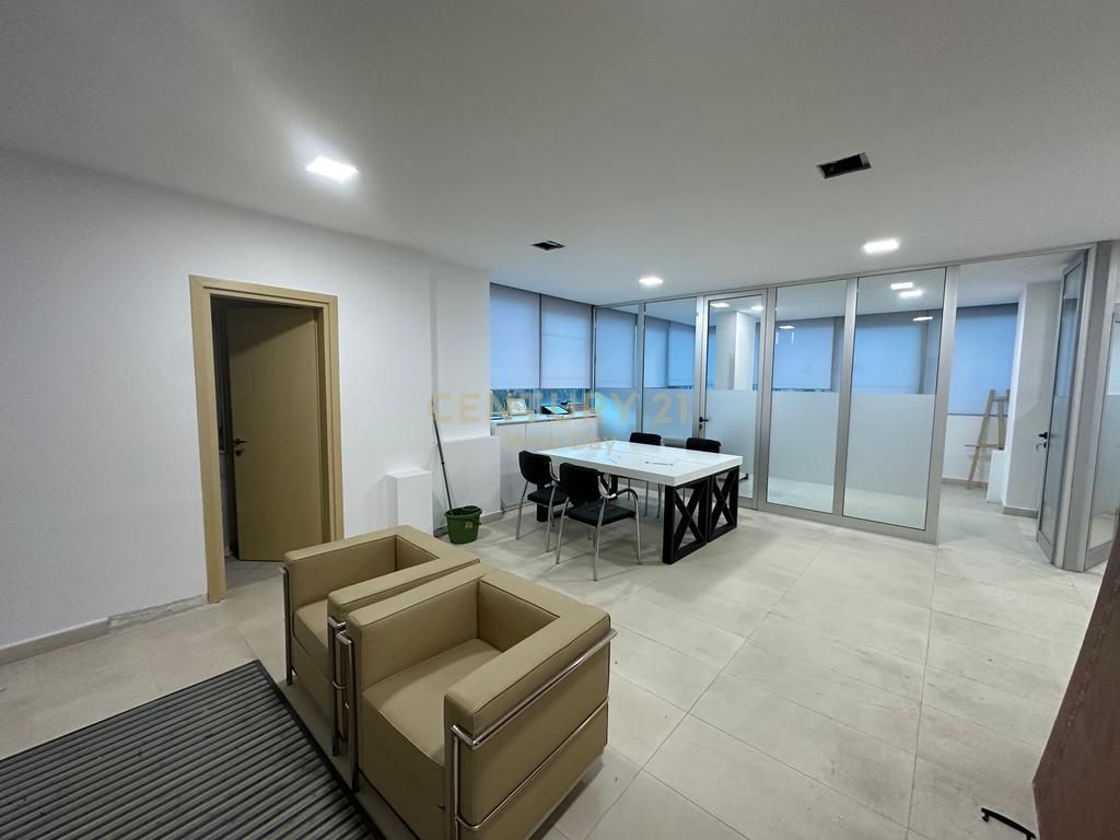 Ambjent Komercial Për Qira në Bulevardi Kryesor, Durrës - 700€ |86m²