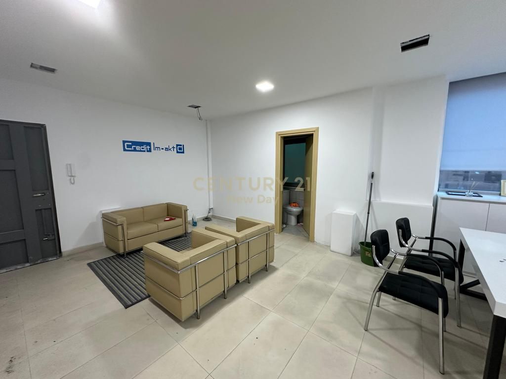 Ambjent Komercial Për Qira në Bulevardi Kryesor, Durrës - 700€ |86m²