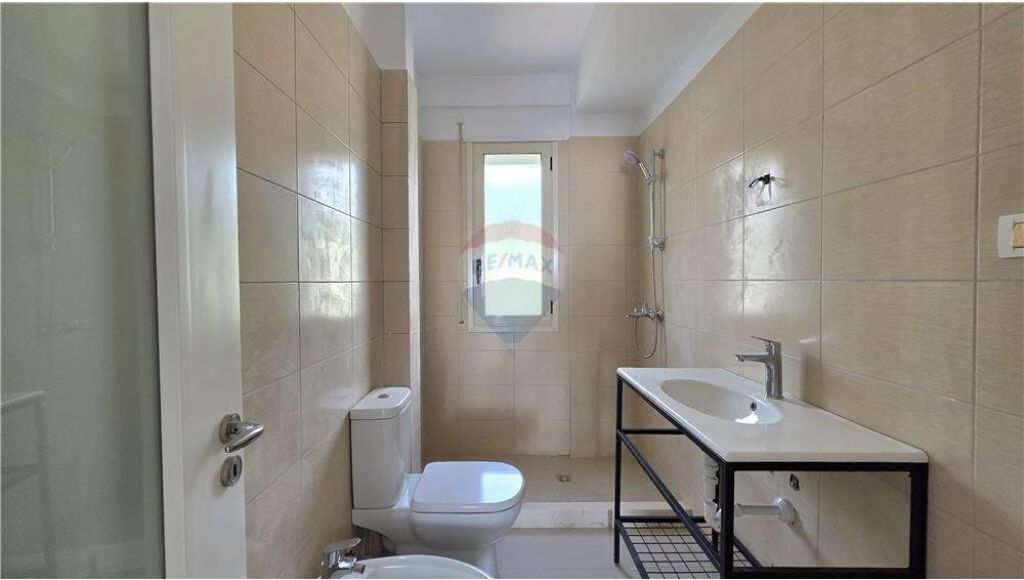 Apartament 2+1+2 me pamje fantastike nga Deti ne shitje ne Lungomare