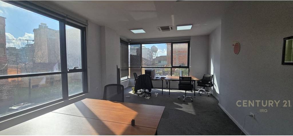 AMBIENTE COMMERCIALE IN VIA HOXHA TAHSIM! 5.000 € /Mese