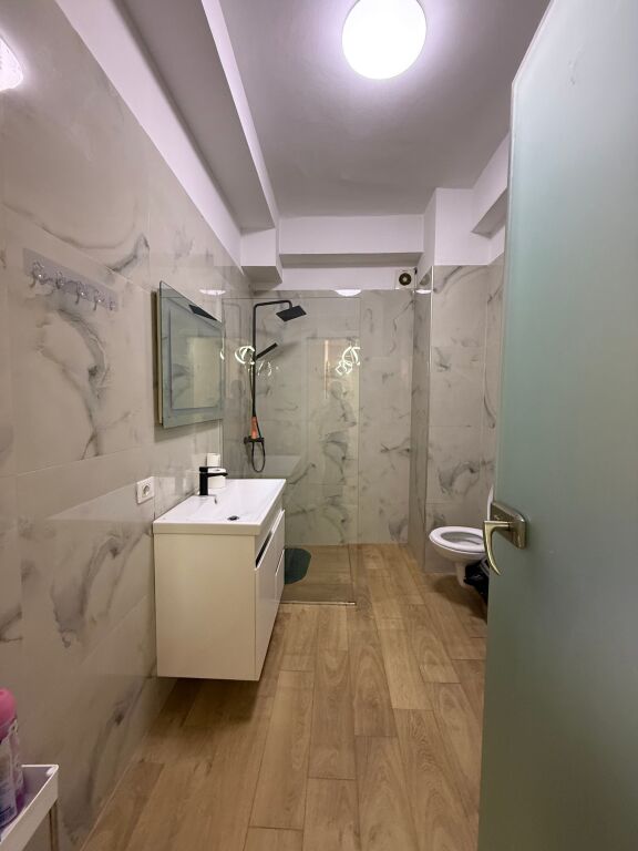 🏠JEPET ME QIRA Apartament 1+1+bllk 📍Adresa: Rruga e Barrikadave 🏢Kati: 1 banim Pallat me ashensor  📐Sip: 70m2 💶 Çmimi: 750€