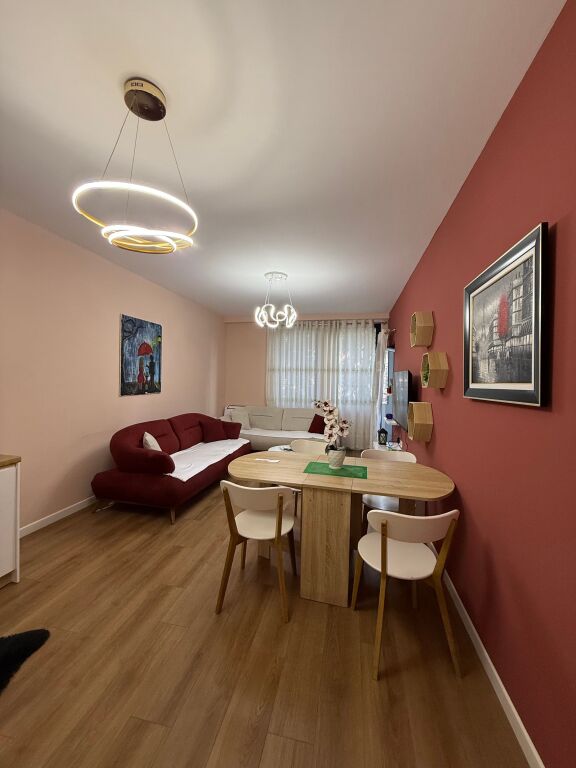 🏠JEPET ME QIRA Apartament 1+1+bllk 📍Adresa: Rruga e Barrikadave 🏢Kati: 1 banim Pallat me ashensor  📐Sip: 70m2 💶 Çmimi: 750€