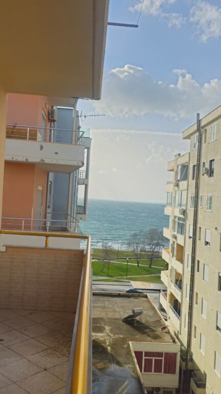 Apartment on the Lungomare with a side sea view