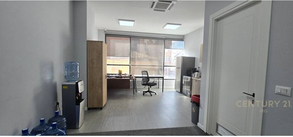 AMBIENTE COMMERCIALE IN VIA HOXHA TAHSIM! 5.000 € /Mese