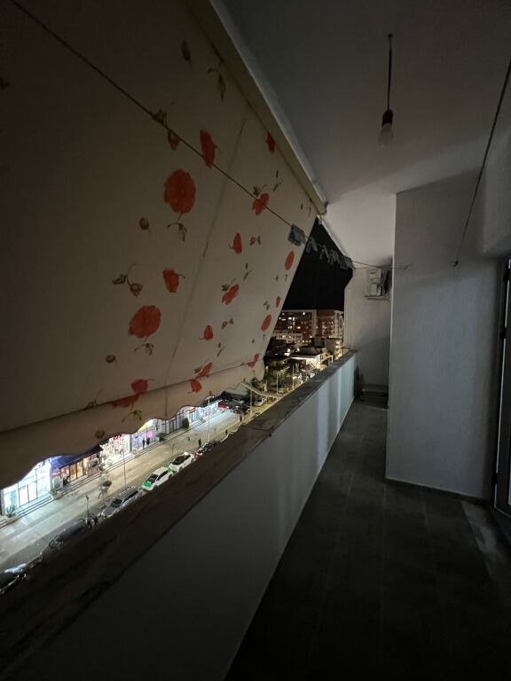 Astir , Ap 1+1 me qera , perball Santana