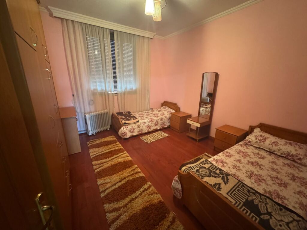 SHTEPI ME QERA TEK XHAMLLIKU