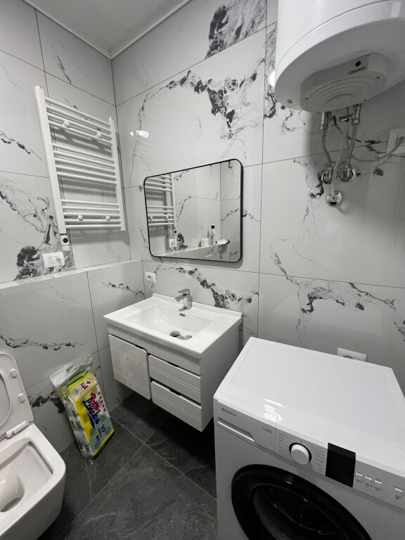 Astir , Ap 1+1 me qera , perball Santana