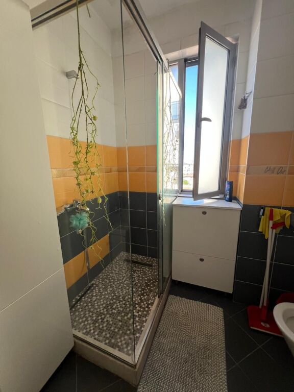 🏢Rruga Gjon Buzuku,pak minuta larg Viles Gold jepet me qera apartament 2+1 plotesisht i mobiluar.65,000Leke